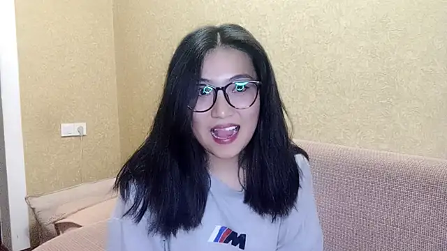 Snapshot of LinneaHyles chatting on November 28, 2025, 1:11 pm LinneaHyles online show from November 28, 2025, 1:11 pm