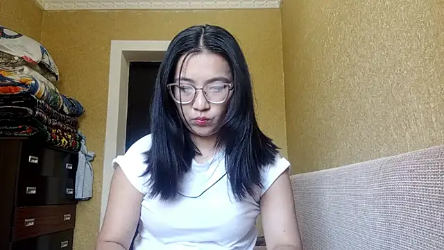 Snapshot of LinneaHyles chatting on November 6, 2025, 4:05 am LinneaHyles online show from November 6, 2025, 4:05 am