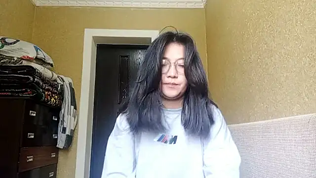 Snapshot of LinneaHyles chatting on November 7, 2025, 4:17 am LinneaHyles online show from November 7, 2025, 4:17 am