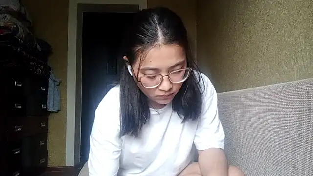 Snapshot of LinneaHyles chatting on November 5, 2025, 4:04 am LinneaHyles online show from November 5, 2025, 4:04 am