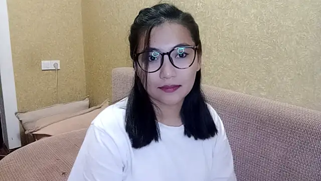 Snapshot of LinneaHyles chatting on December 1, 2025, 1:01 pm LinneaHyles online show from December 1, 2025, 1:01 pm