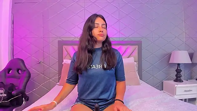 ViolettRouse online show from December 17, 2025, 5:40 pm