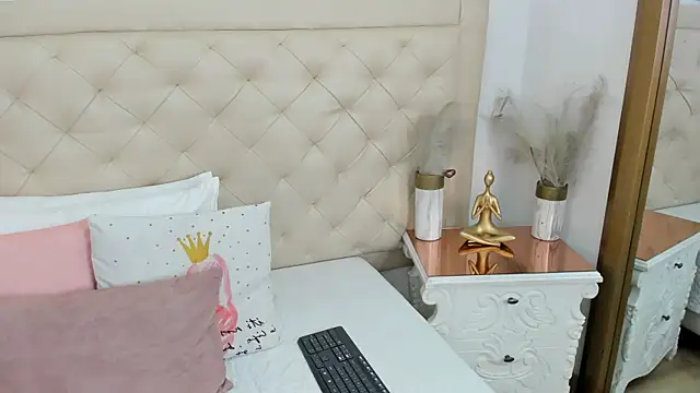 Snapshot of lucia_lorenz chatting on November 27, 2025, 11:32 am lucia lorenz online show from November 27, 2025, 11:32 am