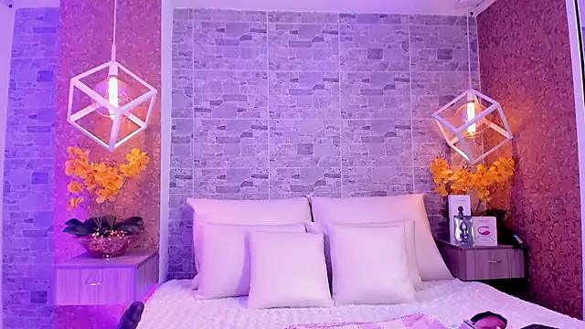 Snapshot of Catalina-Thompson chatting on November 12, 2025, 12:09 pm Catalina-Thompson online show from November 12, 2025, 12:09 pm