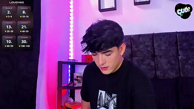 Snapshot of Theo_Noxxx chatting on November 16, 2025, 6:56 pm Theo Noxxx online show from November 16, 2025, 6:56 pm