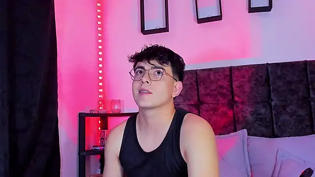 Snapshot of Theo_Noxxx chatting on November 4, 2025, 8:34 pm Theo Noxxx online show from November 4, 2025, 8:34 pm