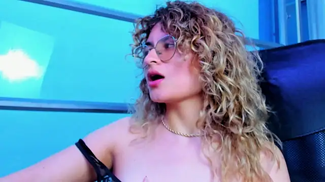 EmiliRouse  online show from December 21, 2025, 3:14 pm