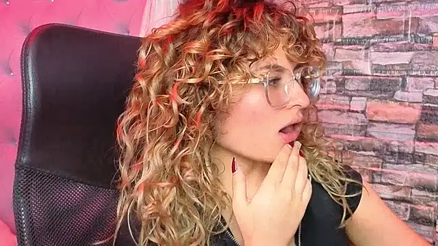 EmiliRouse  online show from January 9, 2026, 3:57 am