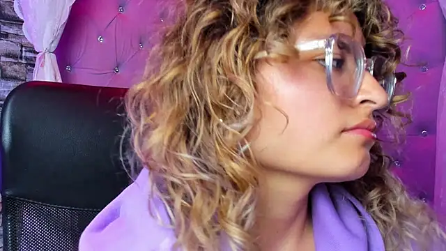 EmiliRouse  online show from February 3, 2026, 6:22 am