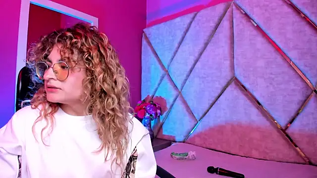 EmiliRouse  online show from December 16, 2025, 2:27 am