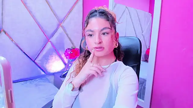 Snapshot of EmiliRouse_ chatting on November 13, 2025, 2:48 am EmiliRouse online show from November 13, 2025, 2:48 am