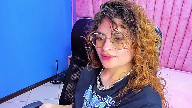 Snapshot of EmiliRouse_ chatting on November 9, 2025, 5:39 pm EmiliRouse online show from November 9, 2025, 5:39 pm