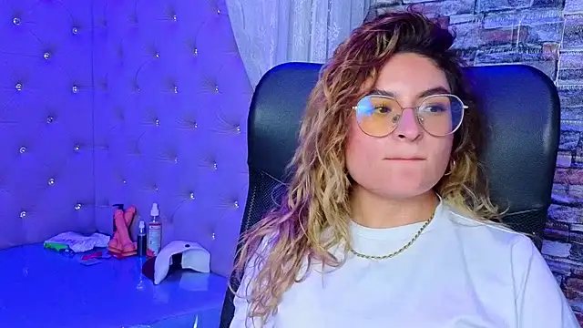 Snapshot of EmiliRouse_ chatting on December 14, 2025, 2:51 am EmiliRouse online show from December 14, 2025, 2:51 am