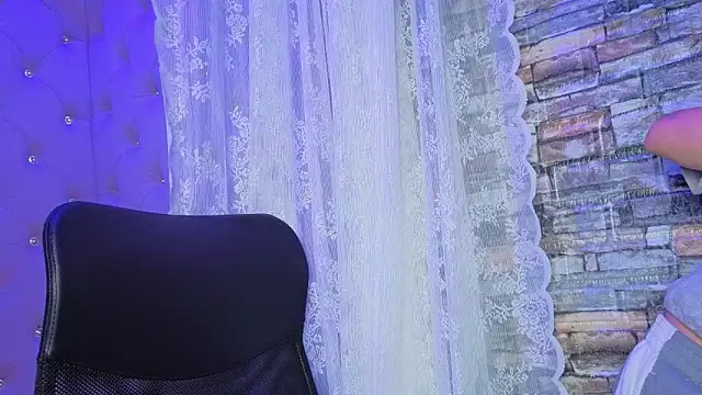 Snapshot of EmiliRouse_ chatting on November 25, 2025, 3:07 am EmiliRouse online show from November 25, 2025, 3:07 am