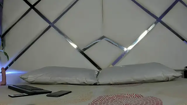 Snapshot of Emiliano_Reyes chatting on October 29, 2025, 3:27 am Emiliano Reyes online show from October 29, 2025, 3:27 am