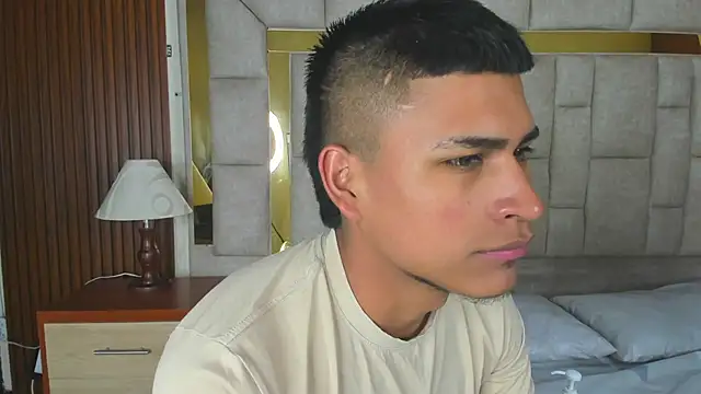 Snapshot of Emiliano_Reyes chatting on December 4, 2025, 2:43 am Emiliano Reyes online show from December 4, 2025, 2:43 am