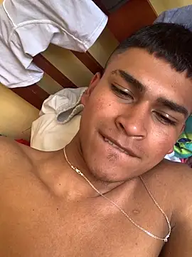 Snapshot of Emiliano_Reyes chatting on November 26, 2025, 7:25 pm Emiliano Reyes online show from November 26, 2025, 7:25 pm