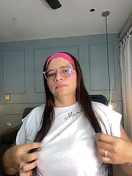 Snapshot of Orianabluee_ chatting on October 24, 2025, 3:16 am Orianabluee online show from October 24, 2025, 3:16 am