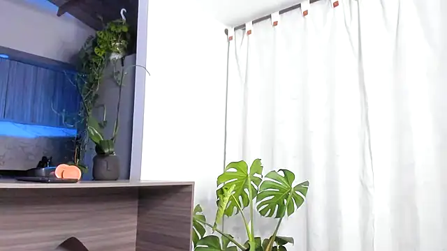 Snapshot of valeriahornier chatting on May 7, 2026, 1:32 am valeriahornier online show from May 7, 2026, 1:32 am