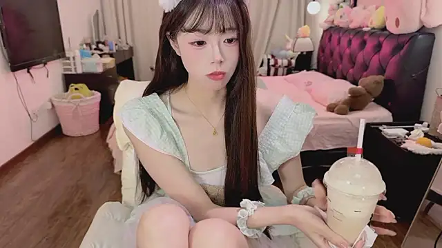 Snapshot of Onecutelittle chatting on May 8, 2026, 2:21 pm Onecutelittle online show from May 8, 2026, 2:21 pm