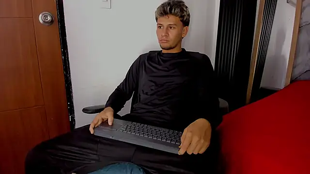 Snapshot of Alan-Smith1 chatting on November 18, 2025, 8:01 pm Alan-Smith1 online show from November 18, 2025, 8:01 pm