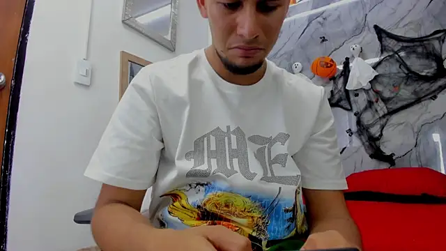 Snapshot of Alan-Smith1 chatting on October 23, 2025, 7:34 pm Alan-Smith1 online show from October 23, 2025, 7:34 pm