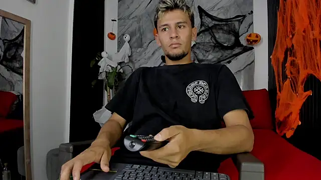 Snapshot of Alan-Smith1 chatting on October 21, 2025, 7:46 pm Alan-Smith1 online show from October 21, 2025, 7:46 pm