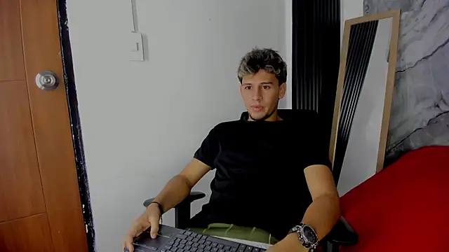 Snapshot of Alan-Smith1 chatting on November 28, 2025, 7:47 pm Alan-Smith1 online show from November 28, 2025, 7:47 pm