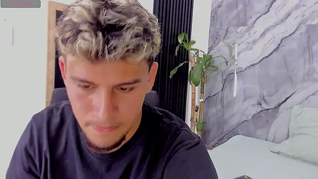 Snapshot of Alan-Smith1 chatting on November 7, 2025, 7:40 pm Alan-Smith1 online show from November 7, 2025, 7:40 pm