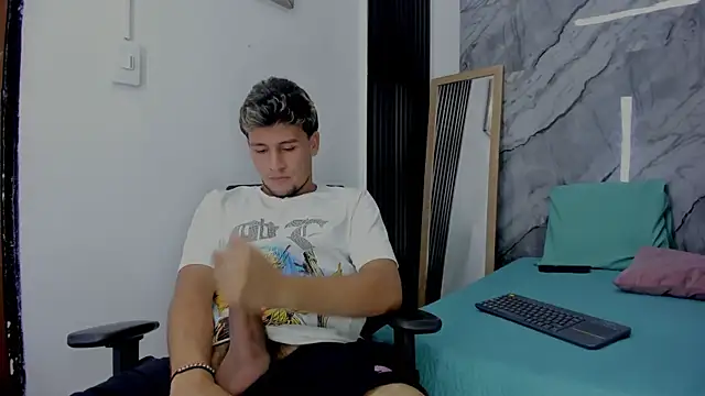 Snapshot of Alan-Smith1 chatting on November 29, 2025, 7:58 pm Alan-Smith1 online show from November 29, 2025, 7:58 pm