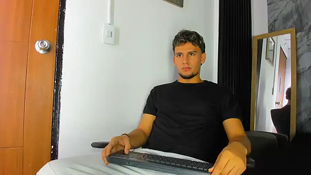 Snapshot of Alan-Smith1 chatting on December 4, 2025, 9:03 pm Alan-Smith1 online show from December 4, 2025, 9:03 pm