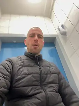 Snapshot of Rotteei1 chatting on November 12, 2025, 9:35 am Rotteei1 online show from November 12, 2025, 9:35 am