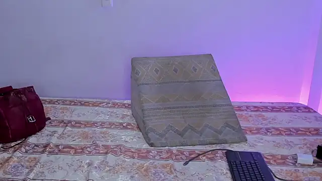 Snapshot of Nikki__uwu chatting on February 24, 2026, 8:31 pm Nikki uwu online show from February 24, 2026, 8:31 pm