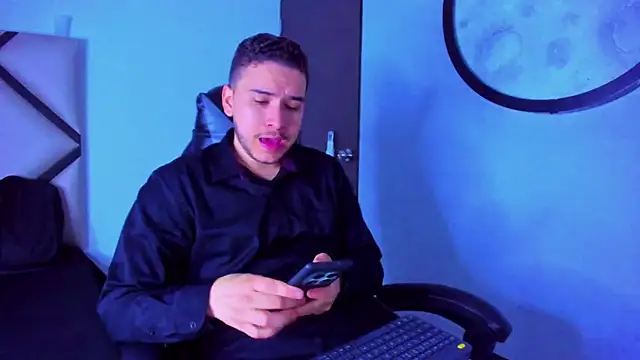 Snapshot of mike_257 chatting on December 15, 2025, 12:44 pm mike 257 online show from December 15, 2025, 12:44 pm