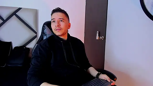 Snapshot of mike_257 chatting on October 25, 2025, 12:04 pm mike 257 online show from October 25, 2025, 12:04 pm