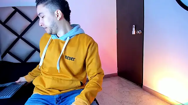 Snapshot of mike_257 chatting on November 27, 2025, 11:54 am mike 257 online show from November 27, 2025, 11:54 am