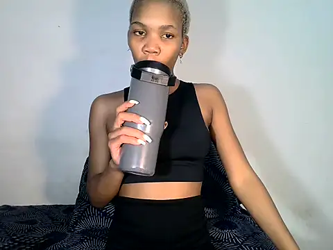 Snapshot of MinnieBee101 chatting on November 12, 2025, 9:29 pm MinnieBee101 online show from November 12, 2025, 9:29 pm