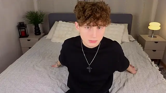 Snapshot of crisp1n chatting on November 16, 2025, 7:29 pm crisp1n online show from November 16, 2025, 7:29 pm