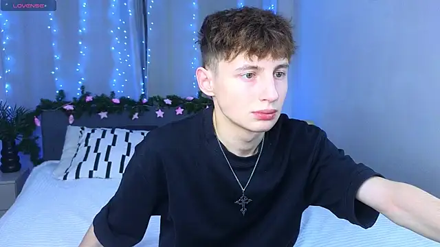 Snapshot of crisp1n chatting on December 4, 2025, 2:49 pm crisp1n online show from December 4, 2025, 2:49 pm