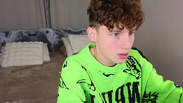 Snapshot of crisp1n chatting on November 6, 2025, 2:54 pm crisp1n online show from November 6, 2025, 2:54 pm