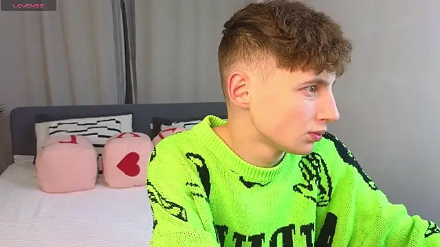 Snapshot of crisp1n chatting on November 26, 2025, 4:51 pm crisp1n online show from November 26, 2025, 4:51 pm