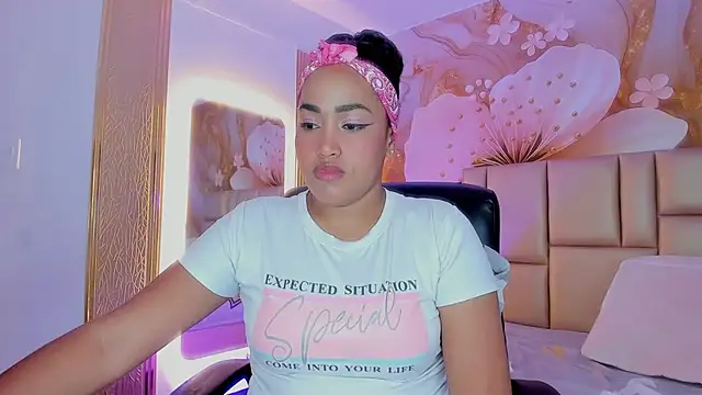 Snapshot of NahomiWalker_ chatting on December 5, 2025, 7:34 pm NahomiWalker online show from December 5, 2025, 7:34 pm