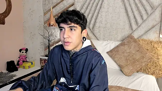 Snapshot of SantiOlsen chatting on November 14, 2025, 12:20 pm SantiOlsen online show from November 14, 2025, 12:20 pm