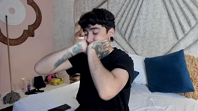 Snapshot of SantiOlsen chatting on November 12, 2025, 12:31 pm SantiOlsen online show from November 12, 2025, 12:31 pm