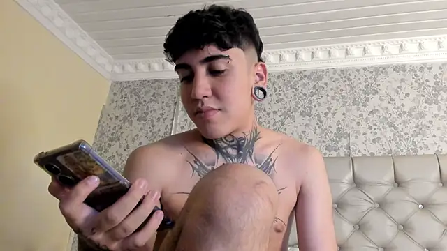 Snapshot of SantiOlsen chatting on December 1, 2025, 12:33 am SantiOlsen online show from December 1, 2025, 12:33 am