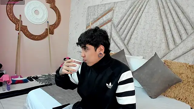 Snapshot of SantiOlsen chatting on November 20, 2025, 12:06 pm SantiOlsen online show from November 20, 2025, 12:06 pm