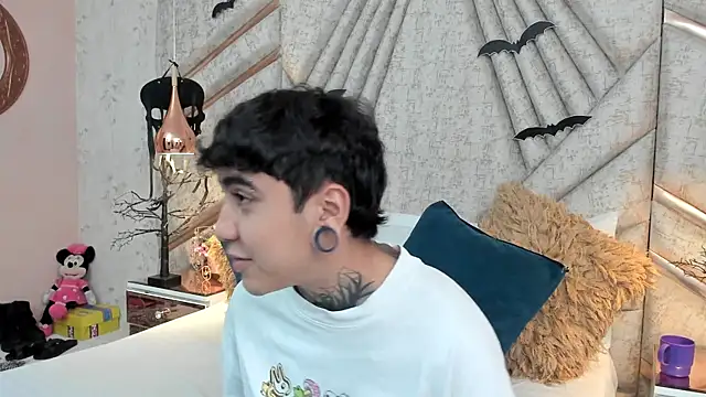 Snapshot of SantiOlsen chatting on November 11, 2025, 12:22 pm SantiOlsen online show from November 11, 2025, 12:22 pm