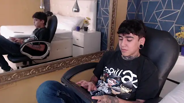 Snapshot of SantiOlsen chatting on October 22, 2025, 11:42 am SantiOlsen online show from October 22, 2025, 11:42 am