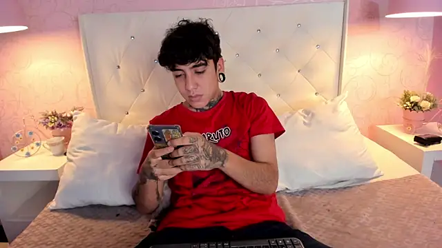 Snapshot of SantiOlsen chatting on November 26, 2025, 12:05 pm SantiOlsen online show from November 26, 2025, 12:05 pm