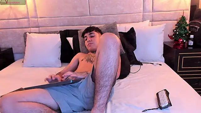 Snapshot of SantiOlsen chatting on December 5, 2025, 6:45 am SantiOlsen online show from December 5, 2025, 6:45 am